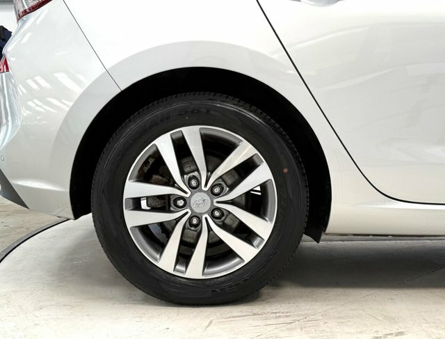 Hyundai I30 Hatchback White #14
