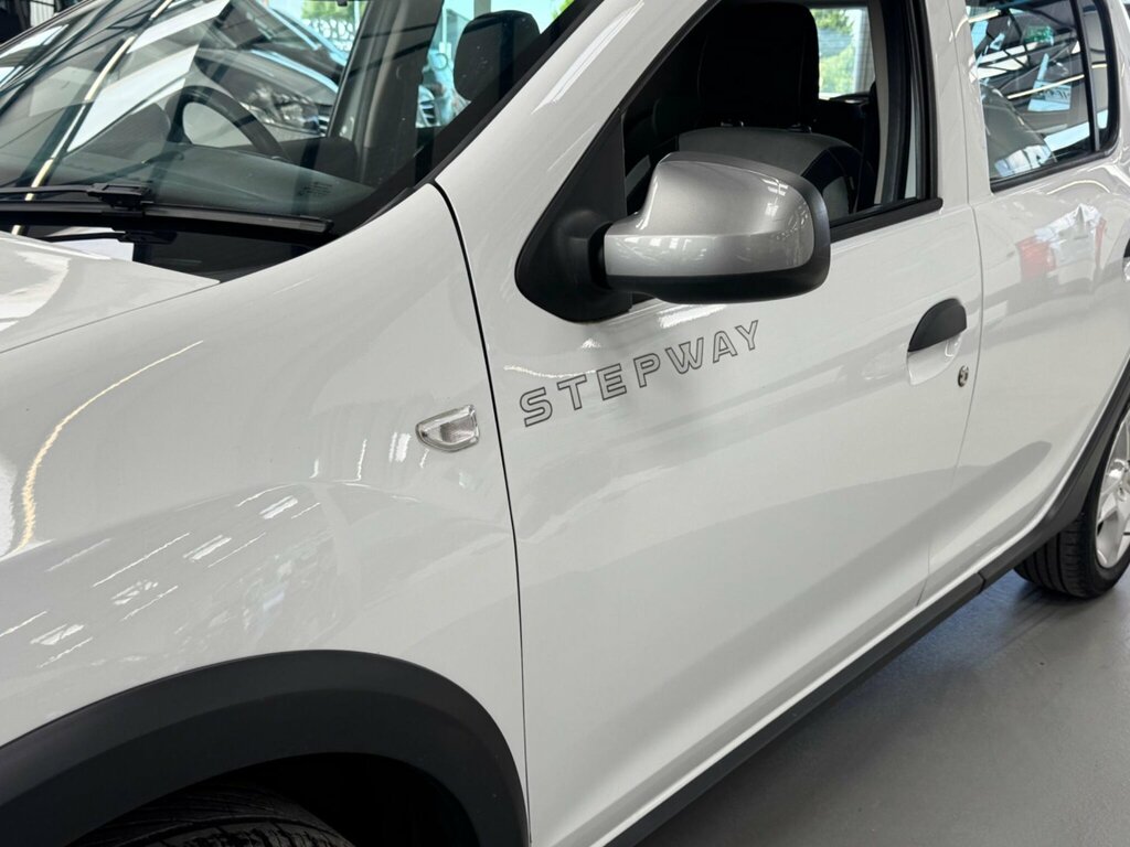 Dacia Sandero Stepway  White #37