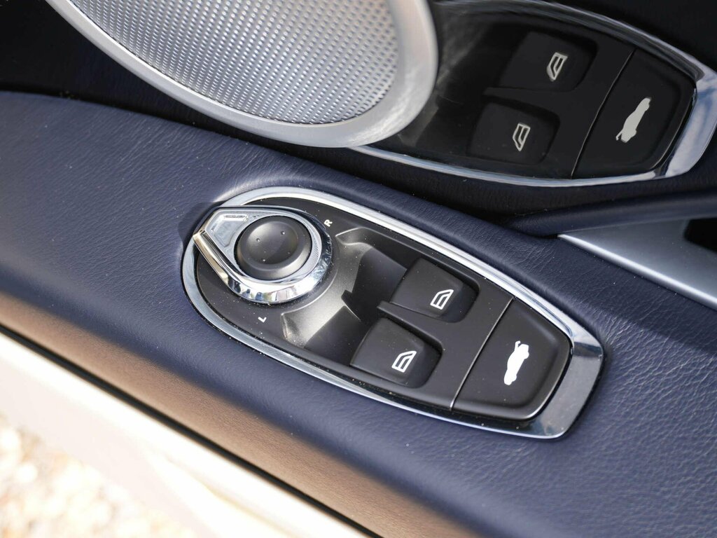 Aston Martin DB11 V8 Touchtronic Silver #24