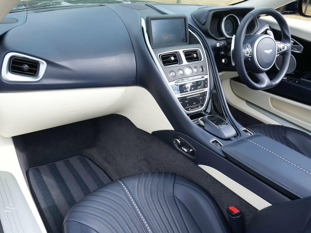 Aston Martin DB11 V8 Touchtronic Silver #15