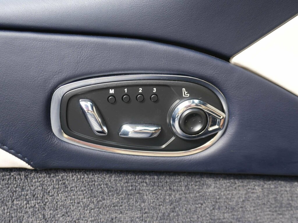 Aston Martin DB11 V8 Touchtronic Silver #25