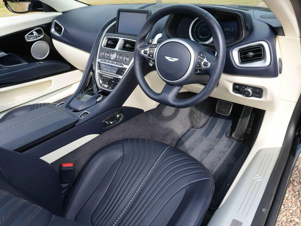 Aston Martin DB11 V8 Touchtronic Silver #13