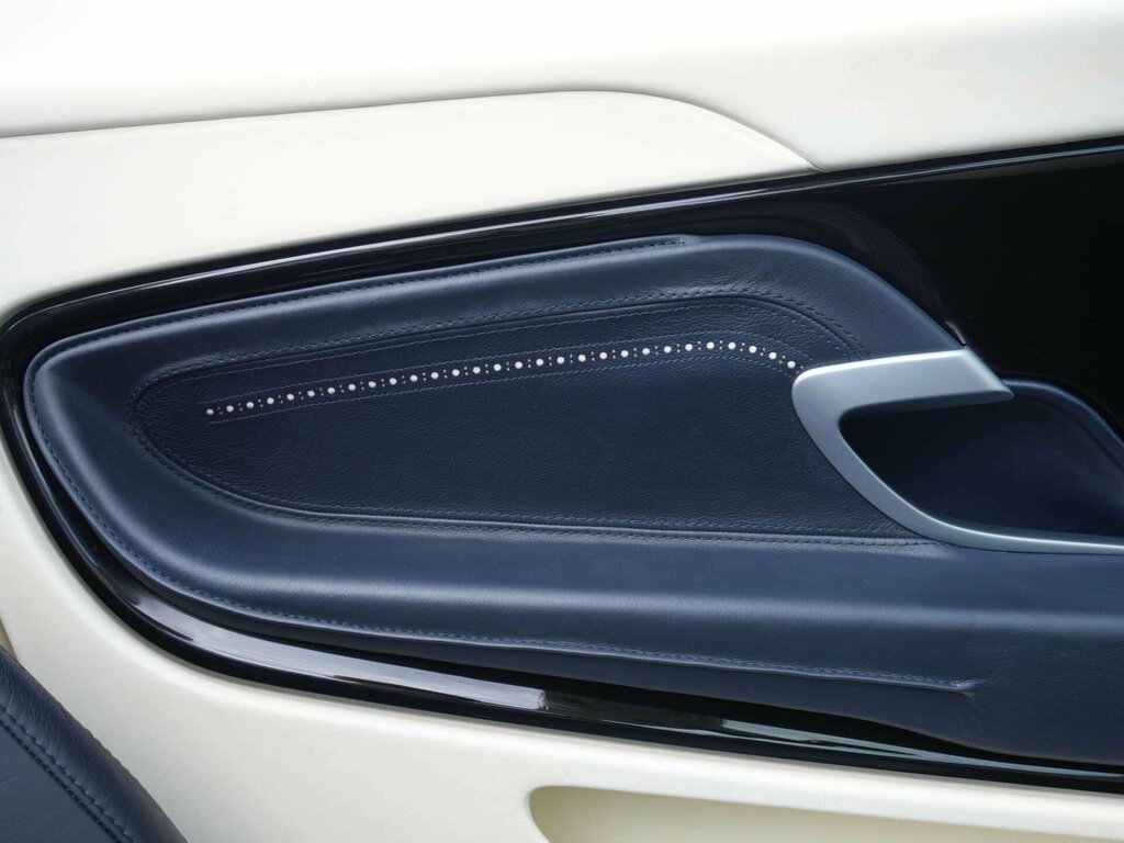 Aston Martin DB11 V8 Touchtronic Silver #33