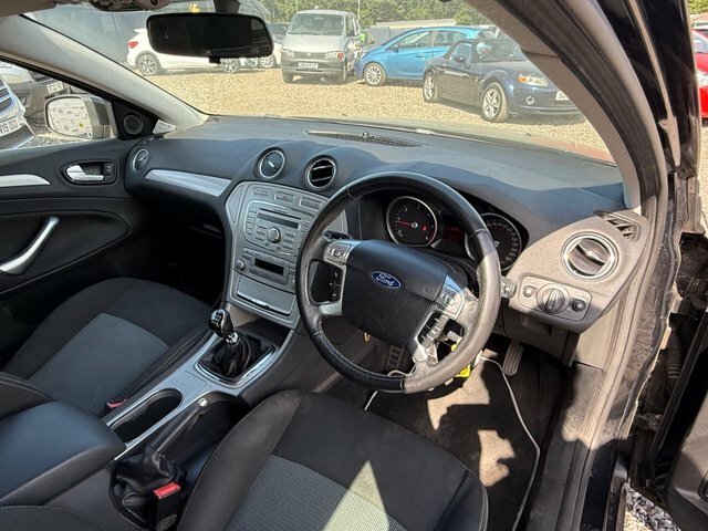 Ford Mondeo Hatchback Black #18