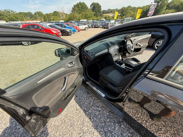 Ford Mondeo Hatchback Black #15
