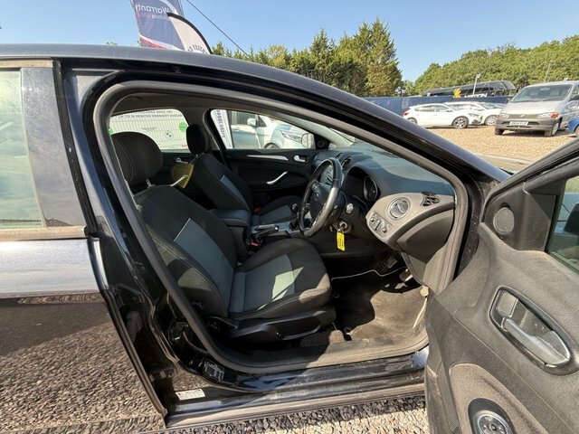 Ford Mondeo Hatchback Black #19