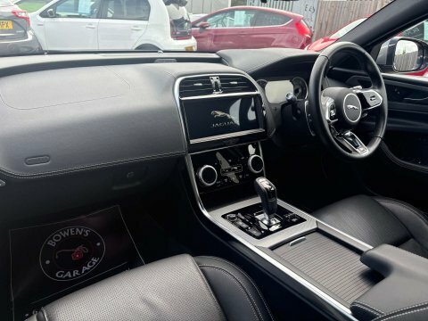 Jaguar XE R-sport Black #32
