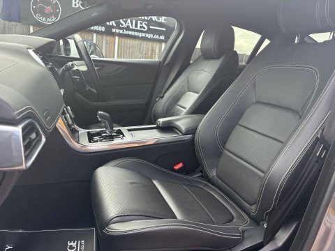 Jaguar XE R-sport Black #33