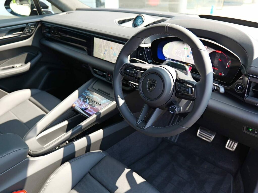 Porsche Macan Electric Black #4