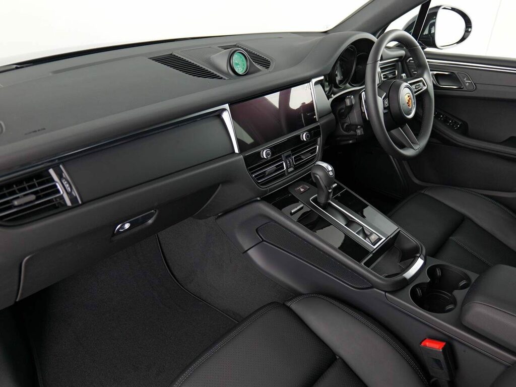 Porsche Macan Petrol Black #4