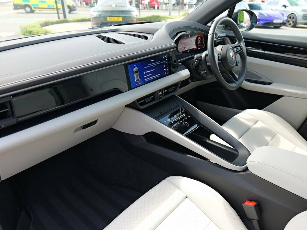 Porsche Macan Electric Black #4