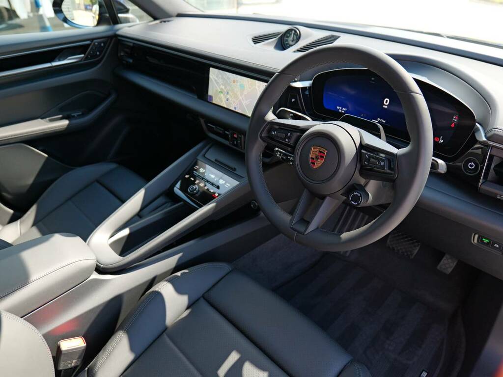 Porsche Macan Electric Black #4