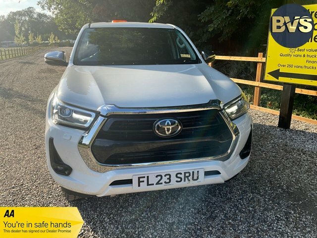 Toyota HILUX D-4d Invincible Pickup Double White #3