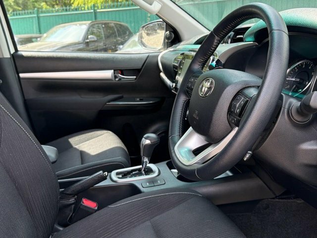 Toyota HILUX D-4d Invincible Pickup Double White #6