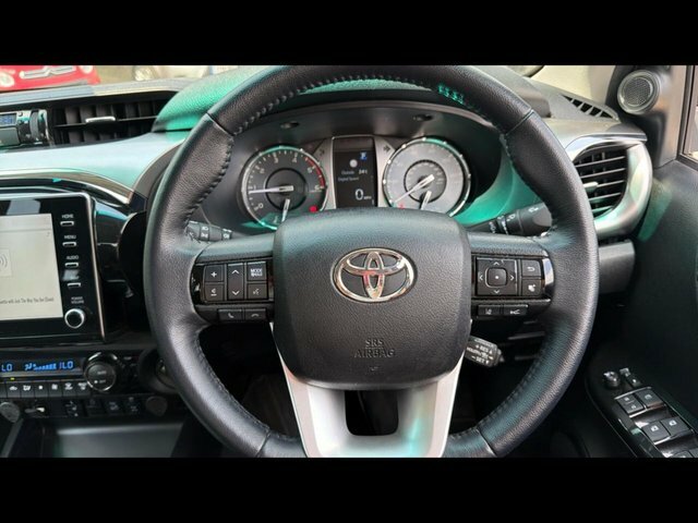 Toyota HILUX D-4d Invincible Pickup Double White #2
