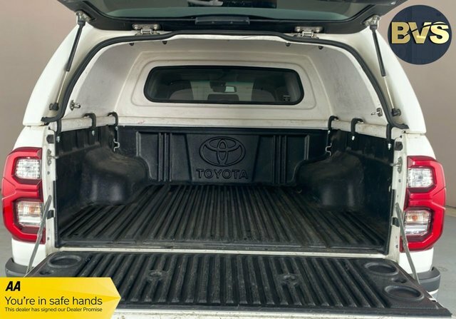 Toyota HILUX D-4d Invincible Pickup Double White #4