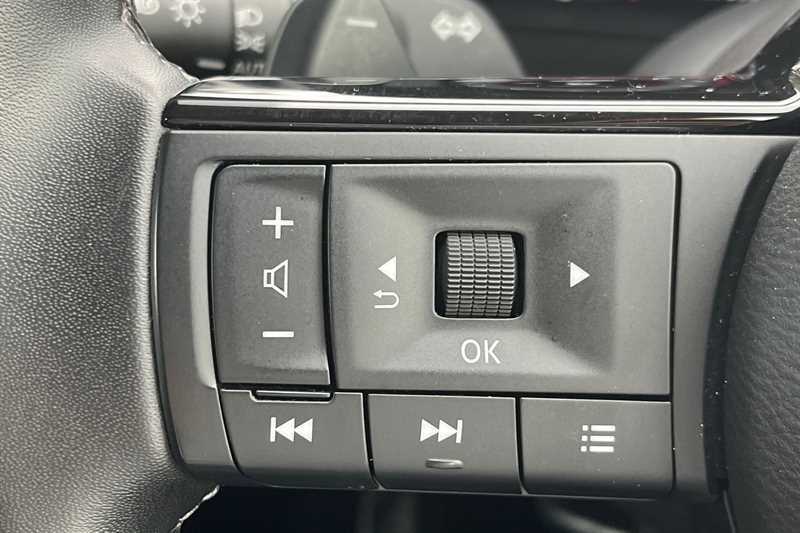 Nissan Qashqai 1.3 Dig-t Mh 158 N-connecta Xtronic DN24NWS Red #6
