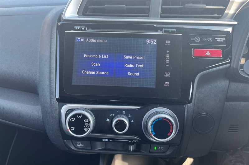 Honda Jazz 1.3 Se Navi Cvt Silver #6