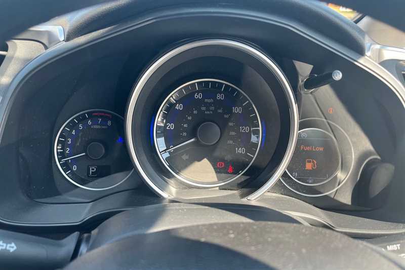 Honda Jazz 1.3 Se Navi Cvt Silver #2