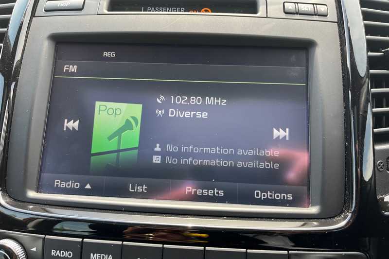 Kia Venga 1.6 4 6 Red #5
