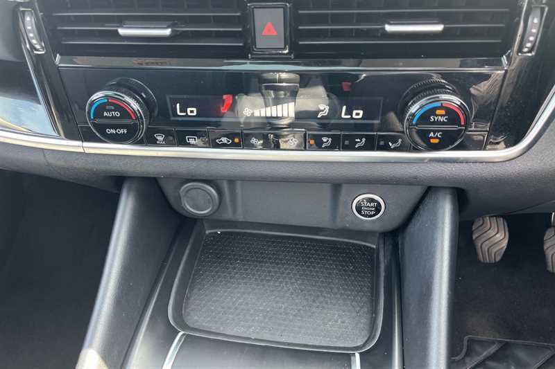 Nissan Qashqai 1.3 Dig-t Mh N-connecta Glass Roof BC73OEY Black #2