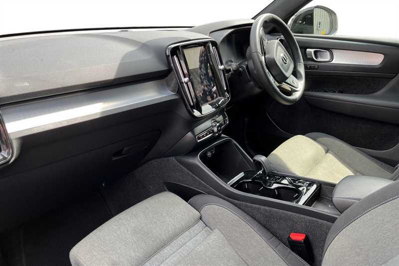 Volvo XC40 170Kw Recharge Plus 69Kwh KN73NXB White #2