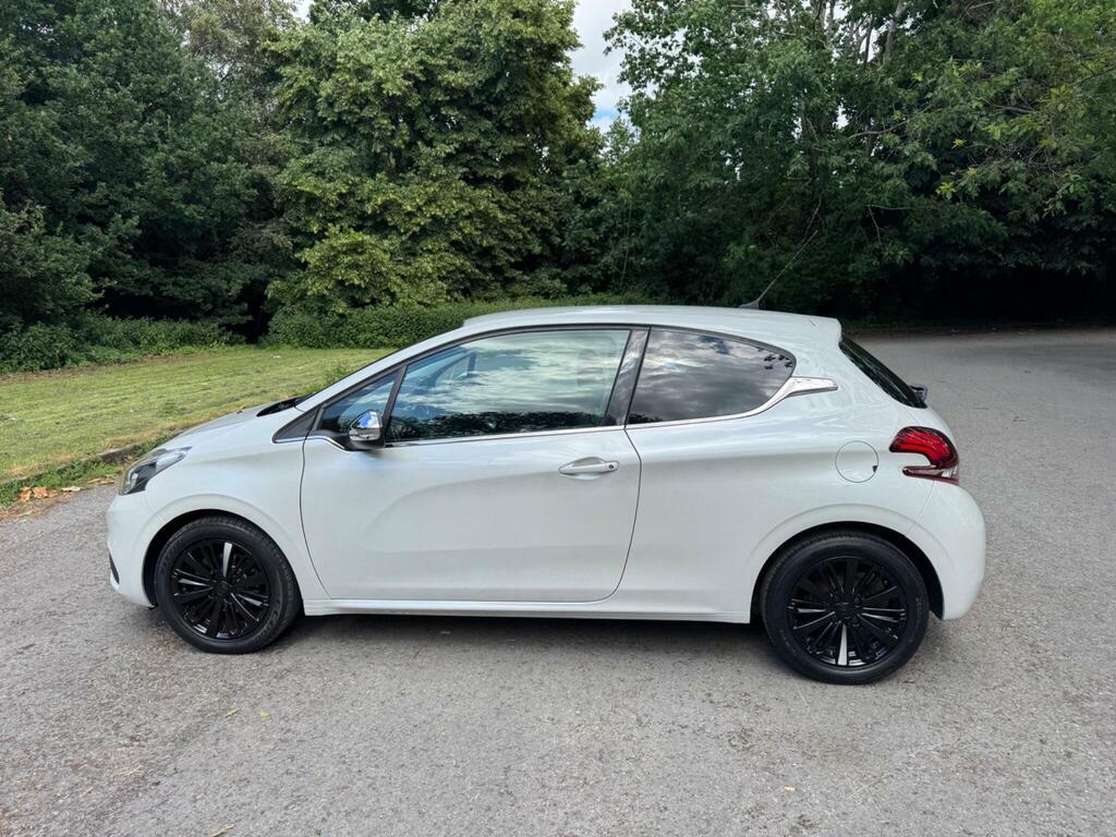 Peugeot 208 1.2 Puretech Allure Euro 6 White #5