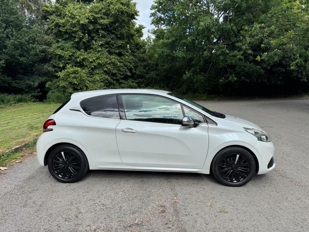 Peugeot 208 1.2 Puretech Allure Euro 6 White #2