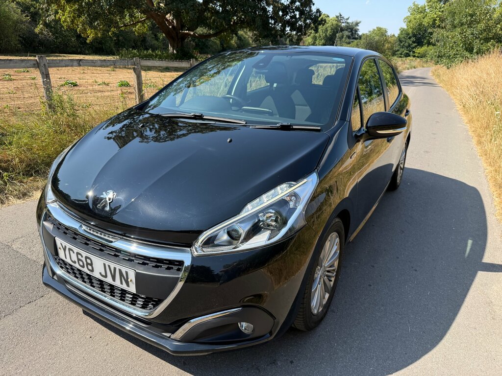 Peugeot 208 1.2 Puretech Signature Hatchback Black