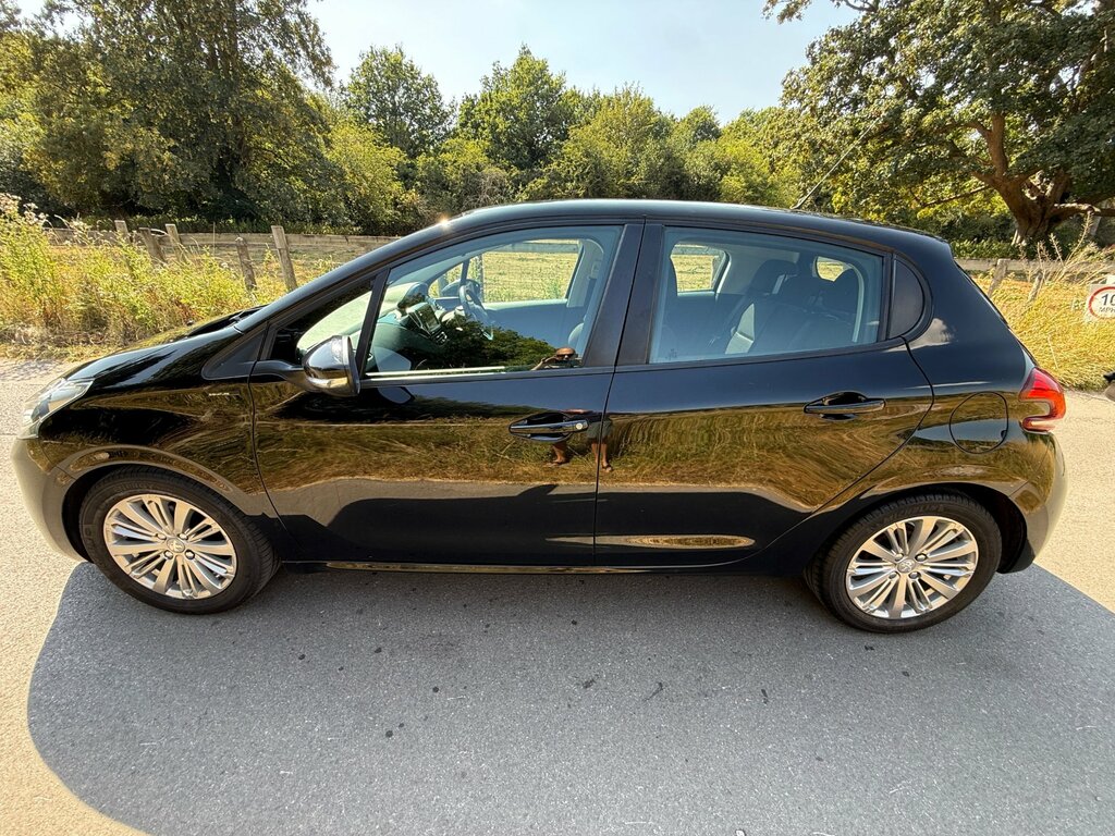 Peugeot 208 1.2 Puretech Signature Hatchback Black #2