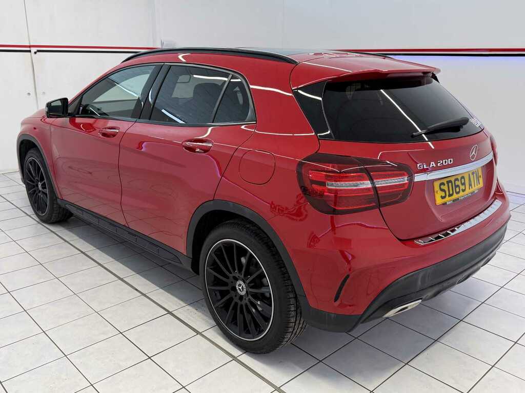Mercedes-Benz GLA Class 1.6 Gla200 Amg Line Edition Plus Suv Red #4