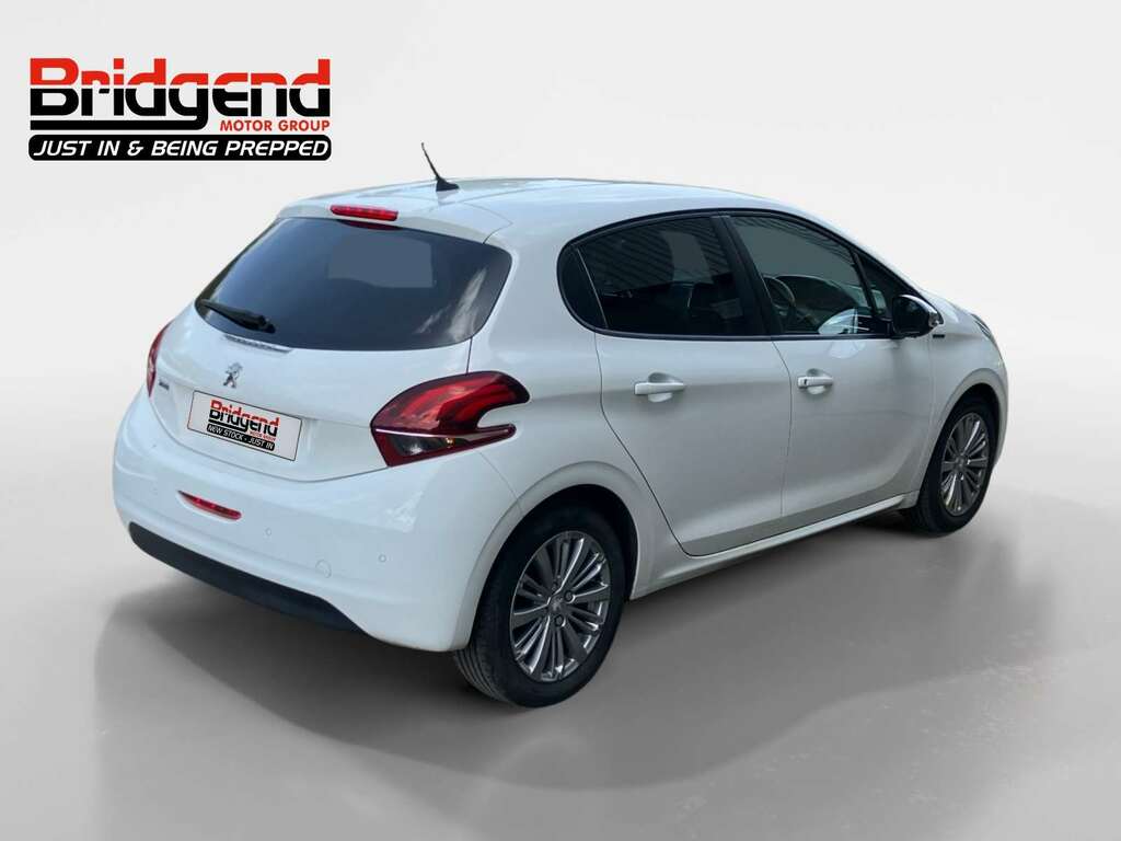 Peugeot 208 1.2 Puretech Signature Hatchback White #3