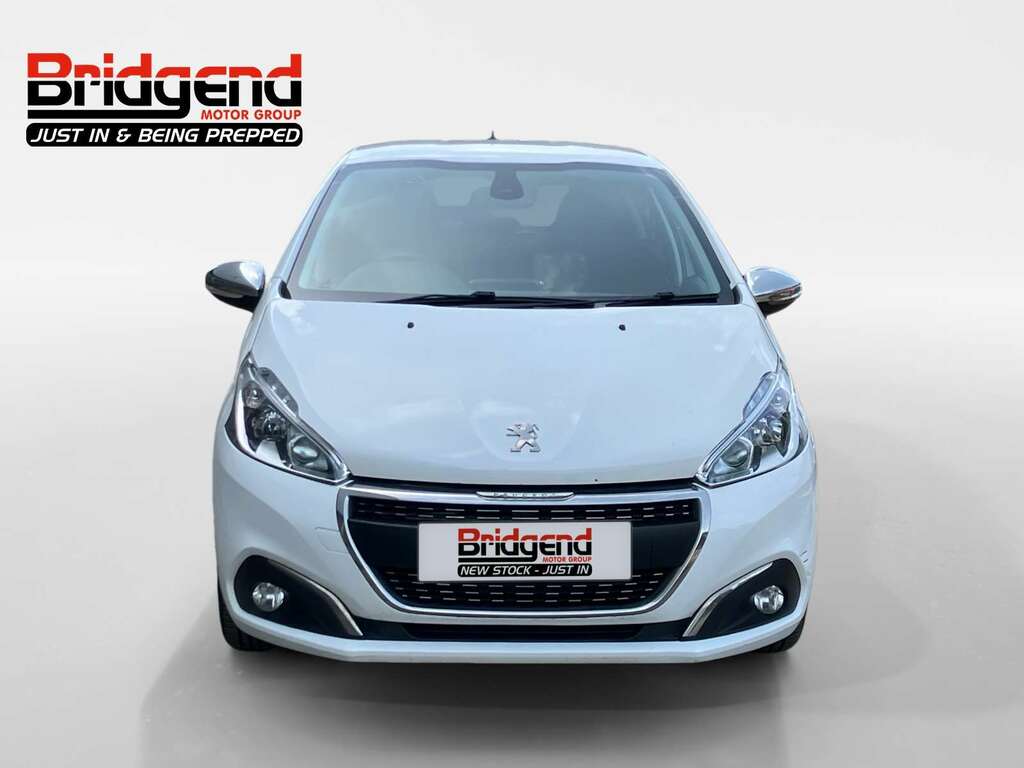 Peugeot 208 1.2 Puretech Signature Hatchback White