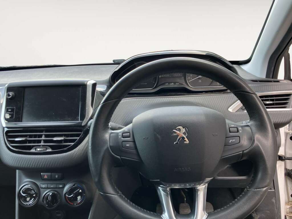 Peugeot 208 1.2 Puretech Signature Hatchback White #4