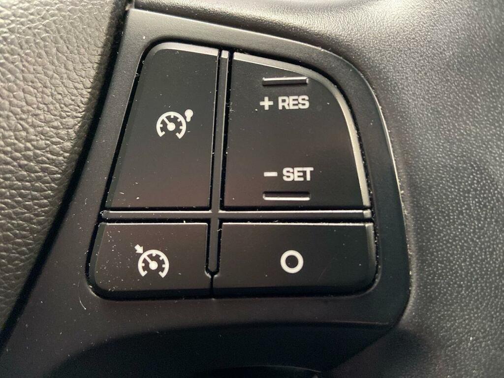 Hyundai I10 Hatchback White #16