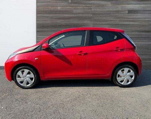 Toyota Aygo 1.0 Vvt-i X-play Red #4