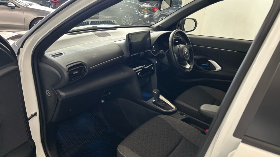 Toyota Yaris Cross Design White #2