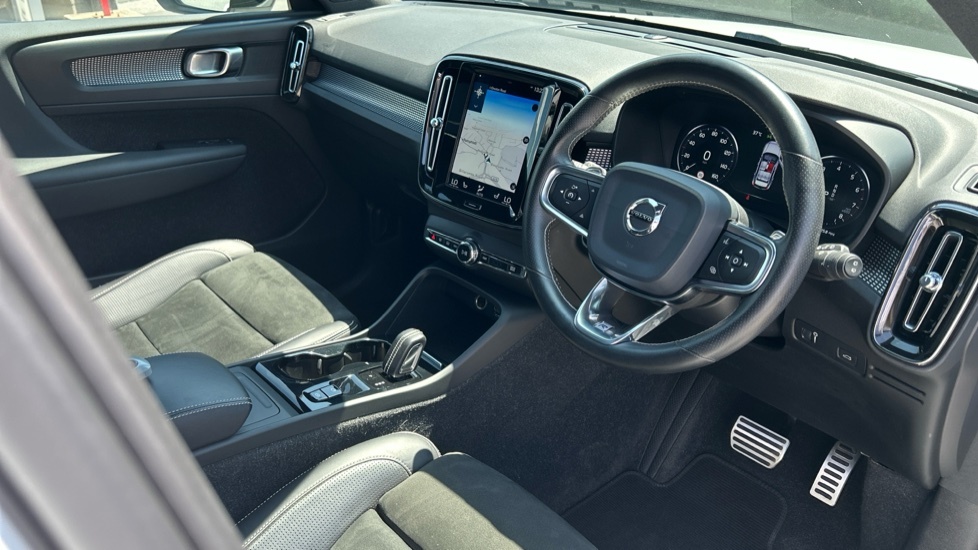 Volvo XC40 R Design Pro KM69AZG White #4