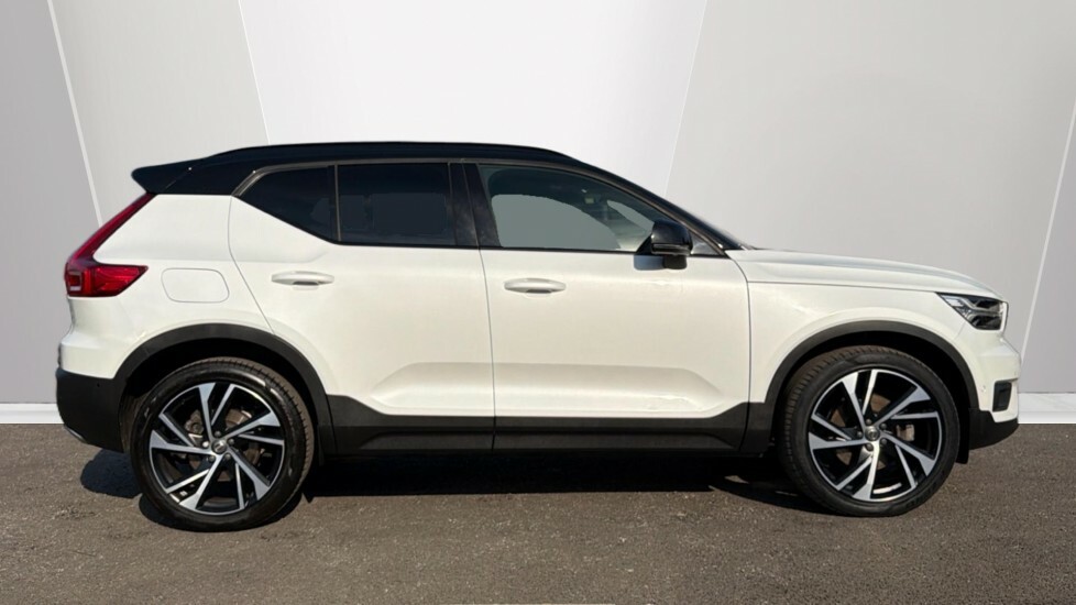 Volvo XC40 R Design Pro KM69AZG White #3