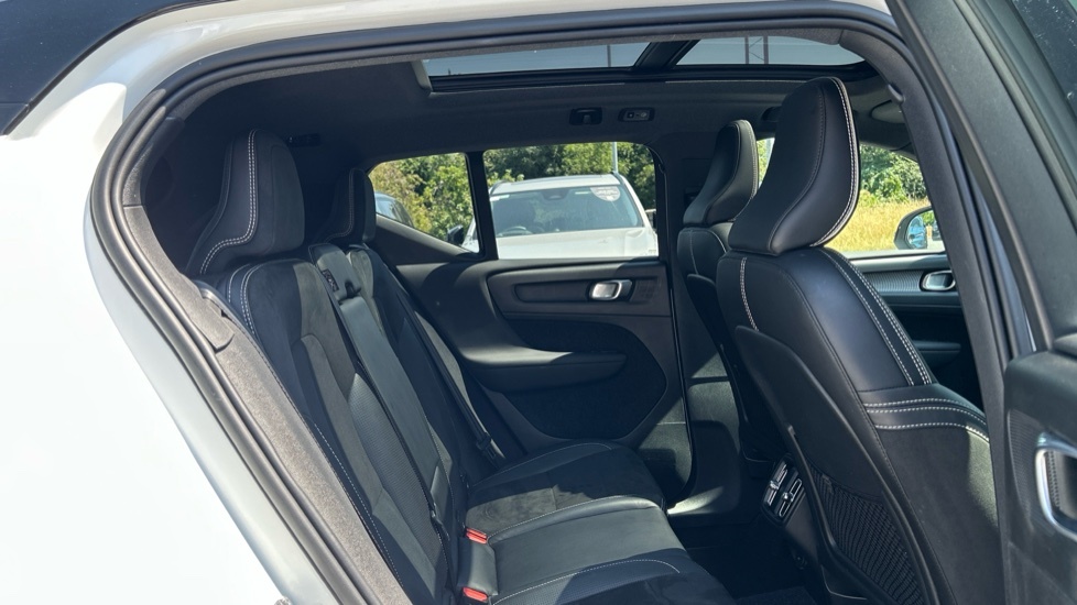 Volvo XC40 R Design Pro KM69AZG White #6