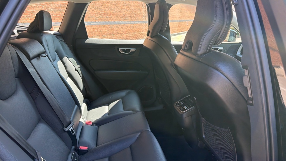 Volvo XC60 Plus Black #6