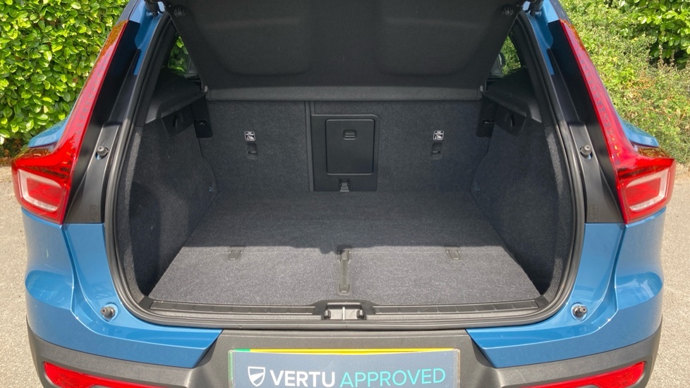 Volvo XC40 Plus Blue #4