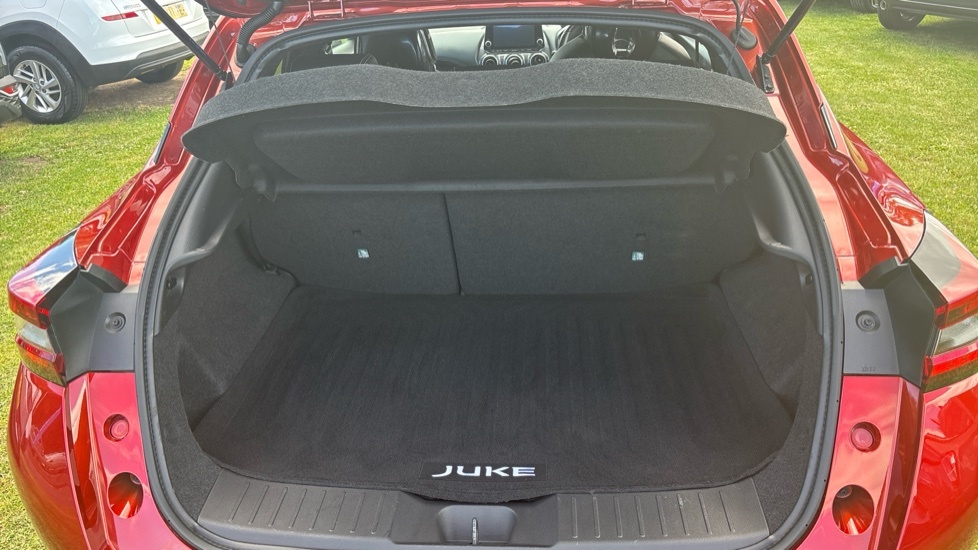 Nissan Juke Tekna Red #4