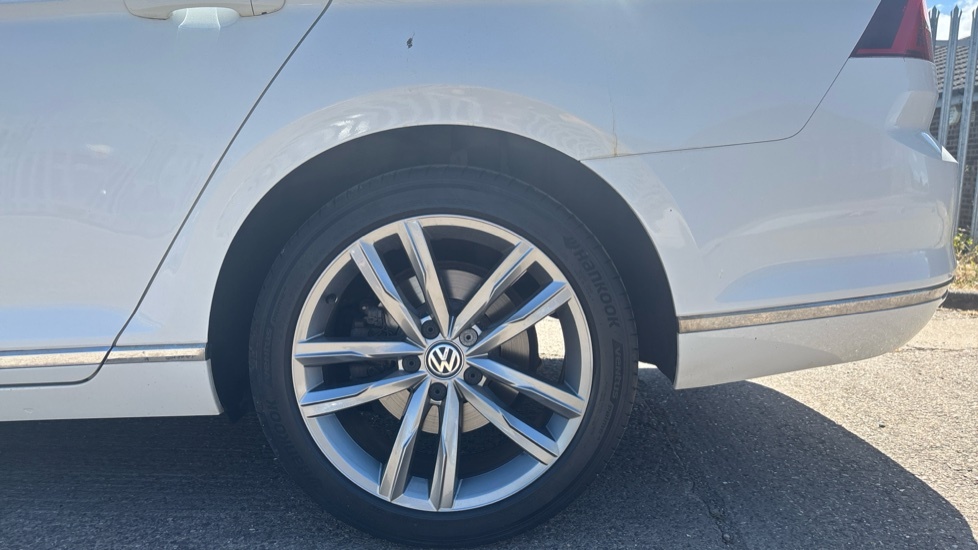 Volkswagen Passat Gt White #5