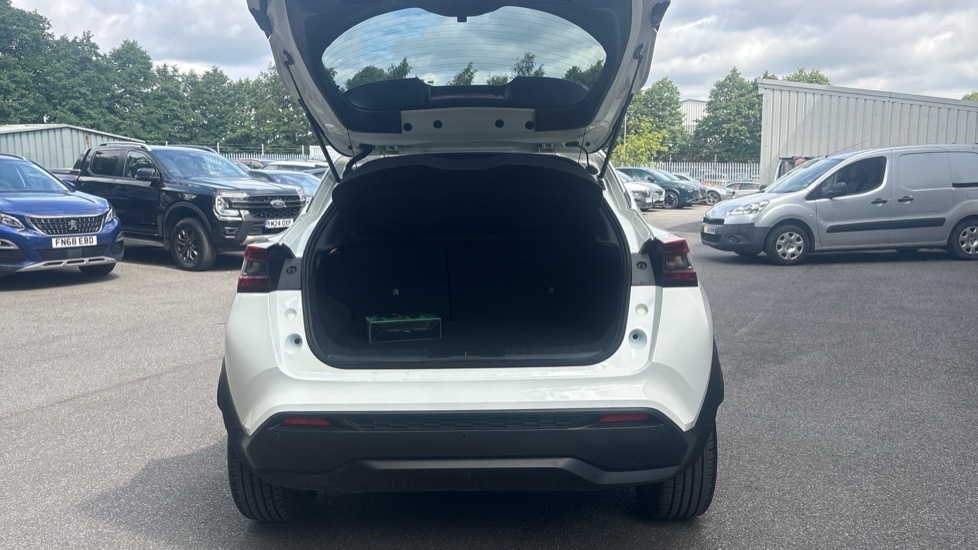 Nissan Juke Tekna White #4