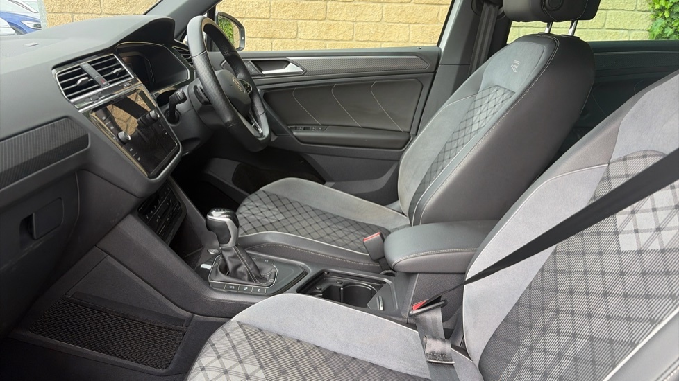 Volkswagen Tiguan R-line VU23KFO White #2