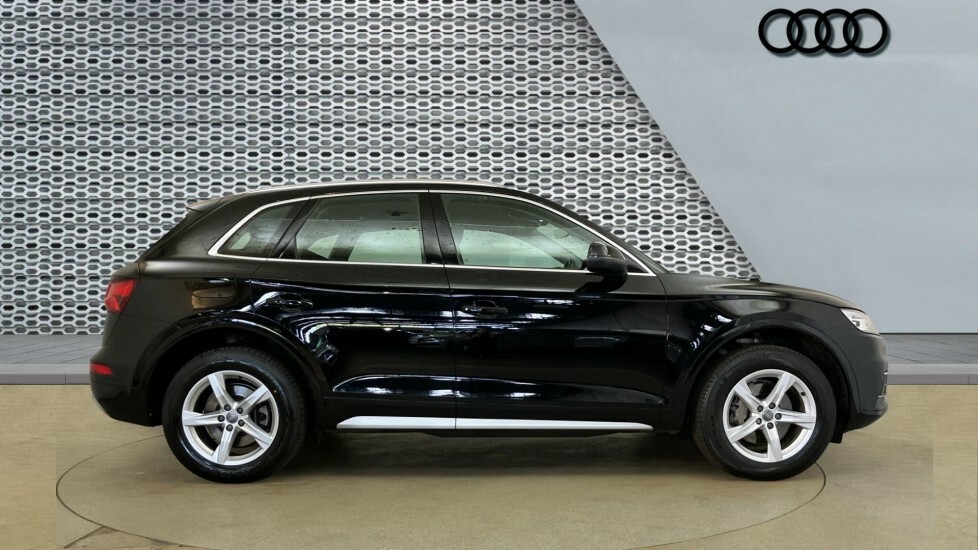 Audi Q5 Sport Black #4