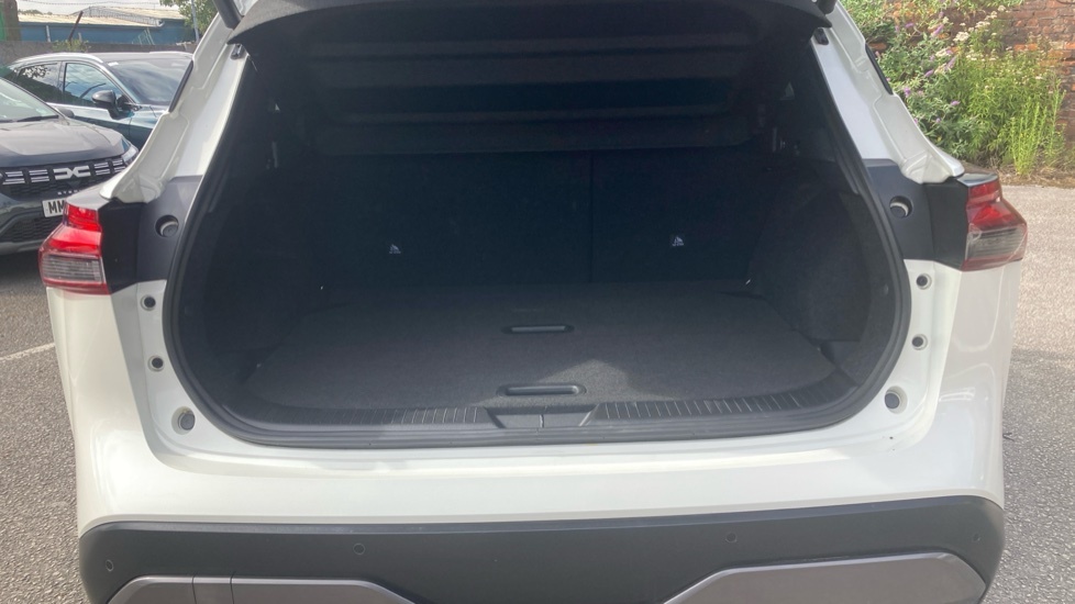 Nissan Qashqai Tekna White #4