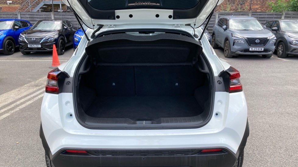 Nissan Juke Tekna White #4
