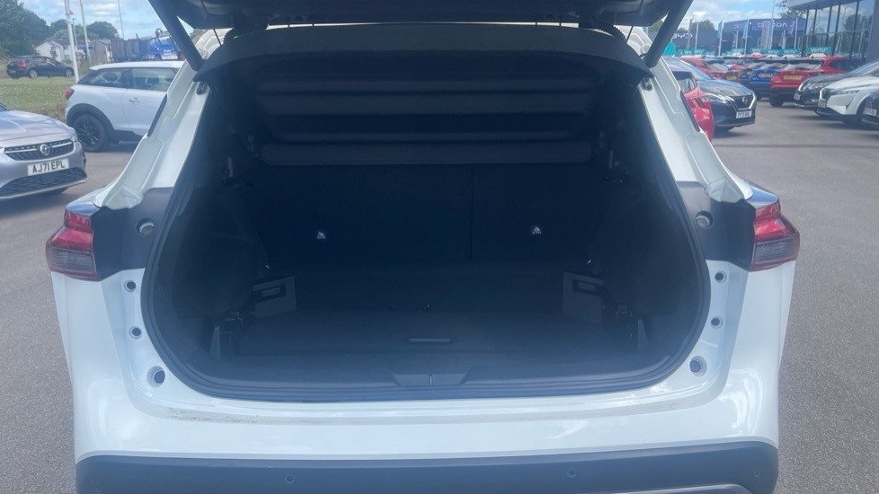 Nissan Qashqai Tekna White #4